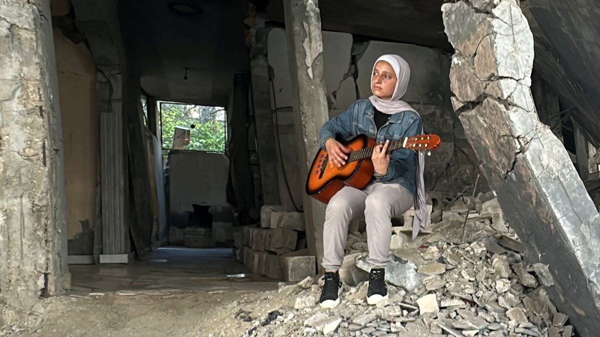 FOTO: Lantunan Musik Mahasiswi Cantik Palestina Hibur Anak-Anak Gaza yang Kehilangan Rumah