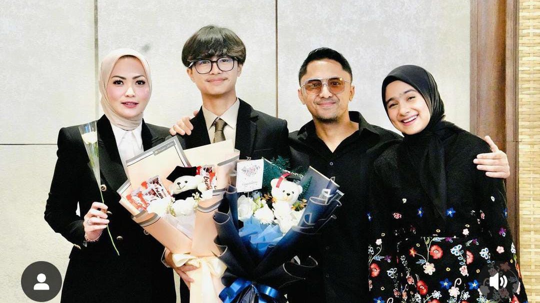 Cantik & Bikin Pangling, Potret Christy Jusung Berhijab di Wisuda Putra Gantengnya Bersama Hengky Kurniawan