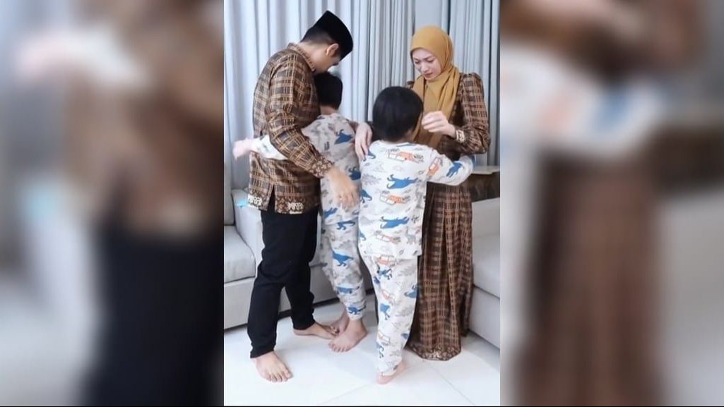 Momen Donita dan Adi Nugroho saat Berpamitan ke Anak-anak untuk Berangkat Haji, Bikin Terharu