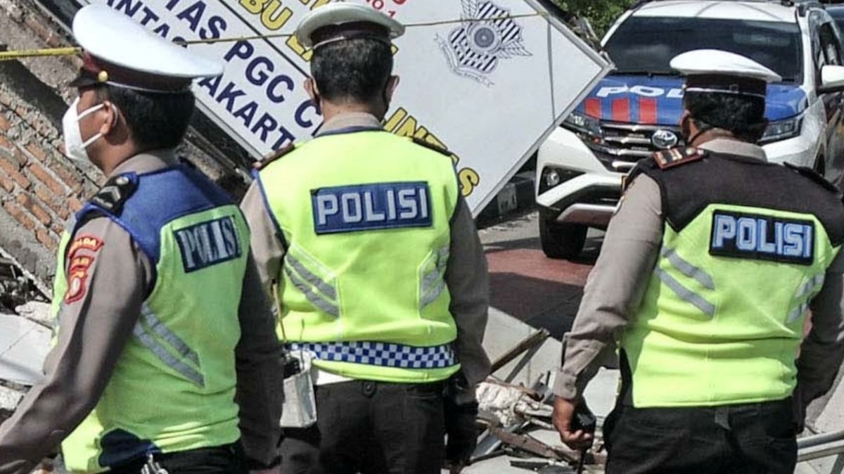 Aksi Sigap Polantas Bantu Pemotor Bawa 'Gunungan' Kardus Hingga Sewa Angkot, Banjir Pujian Warganet