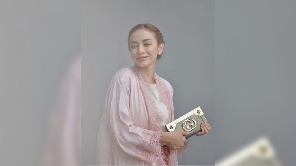 10 Potret Cantik Masayu Anastasia di Acara Wisuda Sang Anak, Penampilannya Mencuri Perhatian dalam Balutan Busana Tradisional