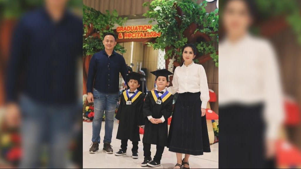 Sama-sama Punya Paras Ganteng, ini Potret Anak Kembar Kadek Devi saat Wisuda TK