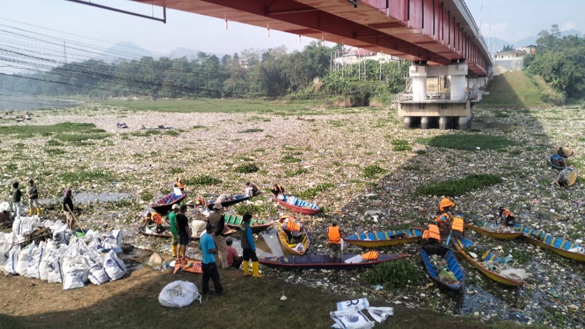 Viral Sampah Tutupi Sungai Citarum Layaknya Daratan