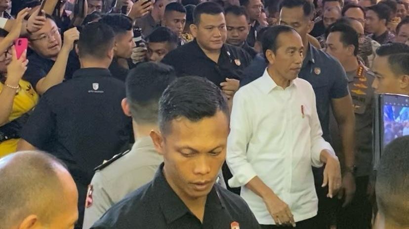 Momen Jokowi Makan Eskrim Bareng Menteri di PRJ