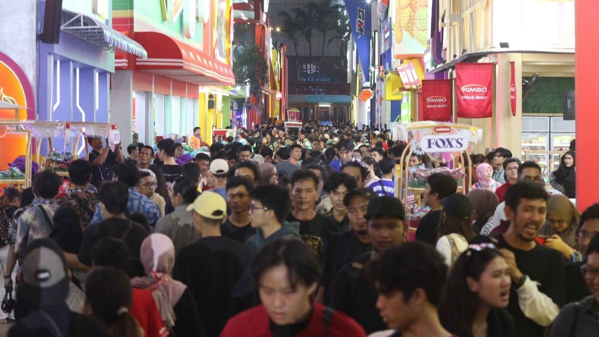 FOTO: Padatnya Hari Pertama Pembukaan Jakarta Fair 2024, Ribuan Pengunjung Sesaki JIExpo Kemayoran