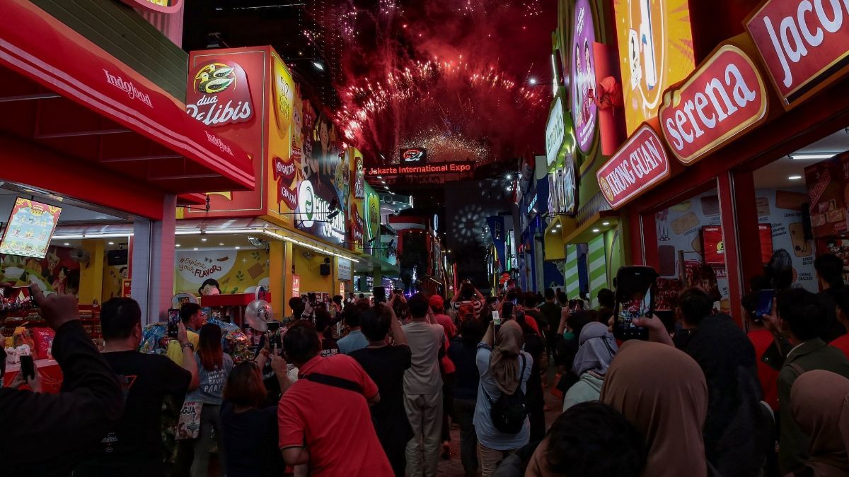 FOTO: Antusiasme Warga Saksikan Pesta Kembang Api hingga Berburu Produk Favorit di Hari Pertama Pembukaan Jakarta Fair 2024