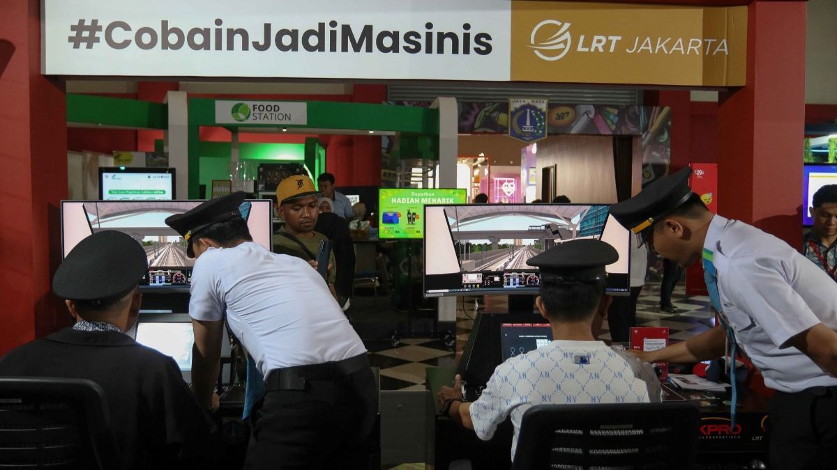 FOTO: Mencoba Jadi Masinis LRT di Jakarta Fair 2024