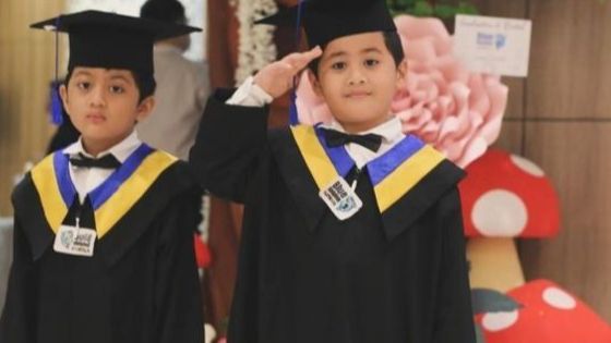 Lulus TK, 8 Foto Wisuda Anak Kembar Kadek Devi yang Nggak Identik Hingga Sama Gantengnya