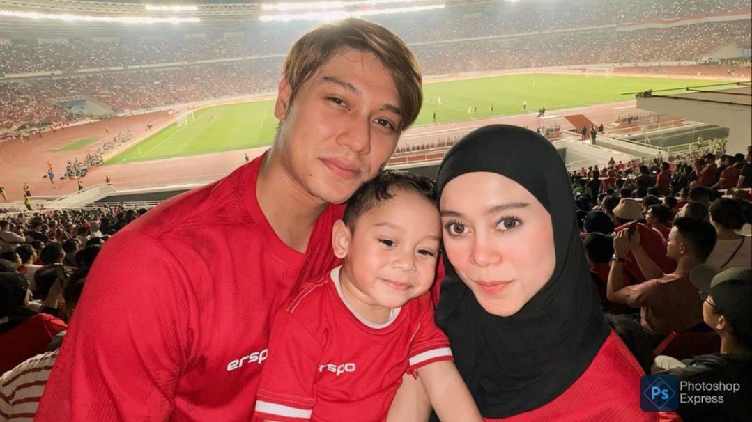 Tingkah Lucu Lesti Kejora Teriak 'I Love You Rizky Ridho' saat Nonton Timnas di GBK, Rizky Billar Bereaksi