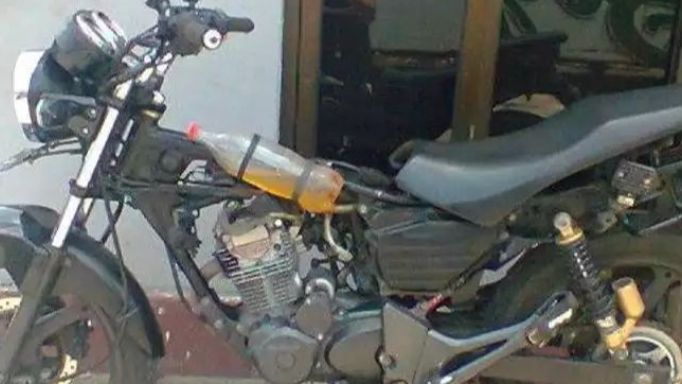 10 Potret Tangki Motor dari Botol Bekas, Modifikasi yang Absurd Banget