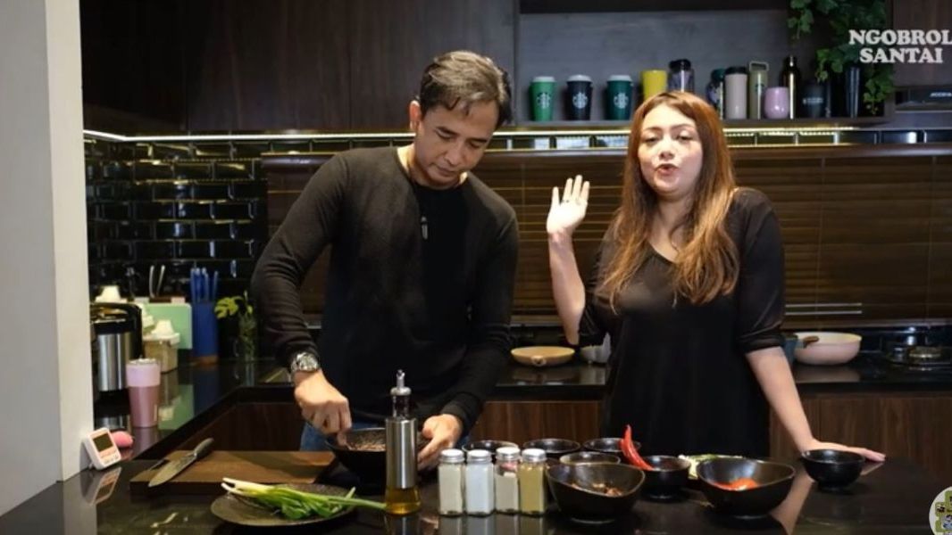 Jarang Dipakai Masak, Begini Penampakan Dapur Wina Natalia yang Mirip Bar Modern