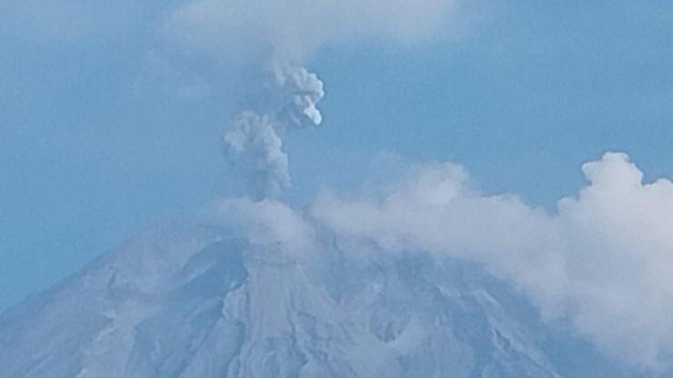 Gunung Semeru Berulang Kali Erupsi, Abu Vulkanik Terpantau Setinggi 900 Meter