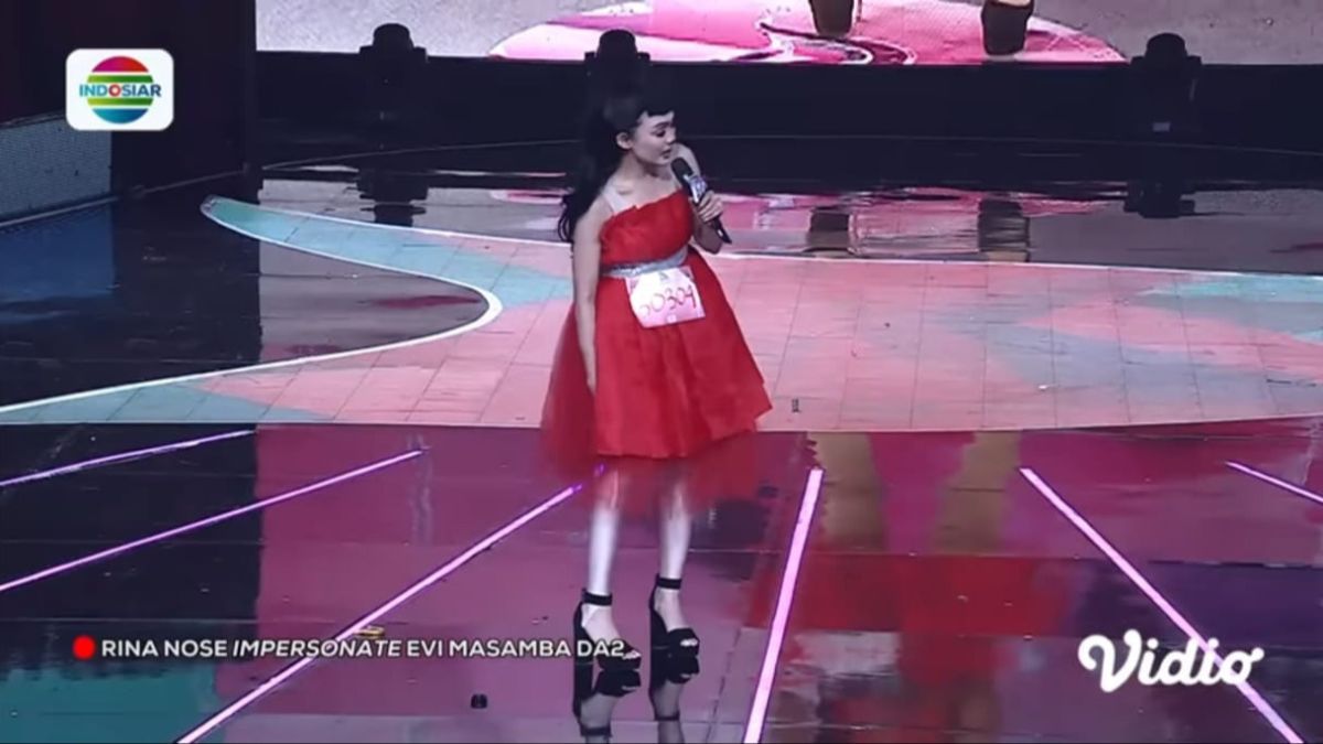 Satu Studio Ketawa Melihat Gaya Rina Nose Impersonate Evi Masamba di atas Panggung