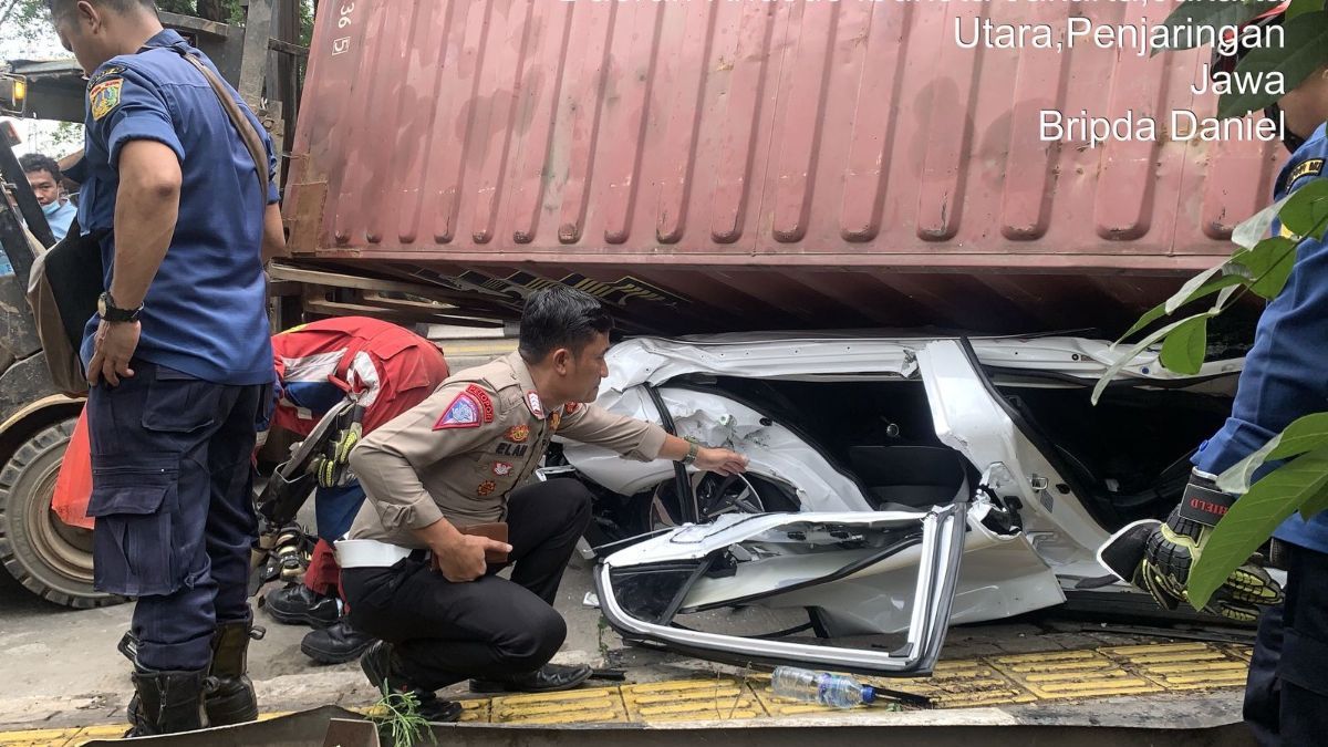 Penyebab Truk Kontainer Terbalik Menimpa Mobil Hyundai Sampai Ringsek di Jakut