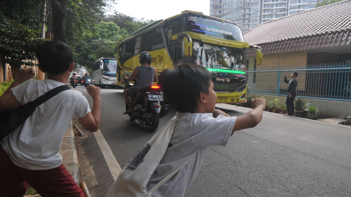 FOTO: Potret Anak-Anak Tetap Nekat Berburu Klakson Telolet Bus Meski Mengancam Nyawa