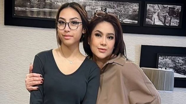 Cuma Dibayar Makan & Milk Tea, Ini Potret Khayra Putri Gunawan Sudrajat yang Jadi Personal Assistant Sang Ibu