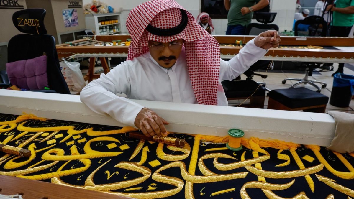 FOTO: Intip Kesabaran dan Ketelatenan Pekerja Arab Menyulam Kiswah dengan Benang Perak Berlapis Emas