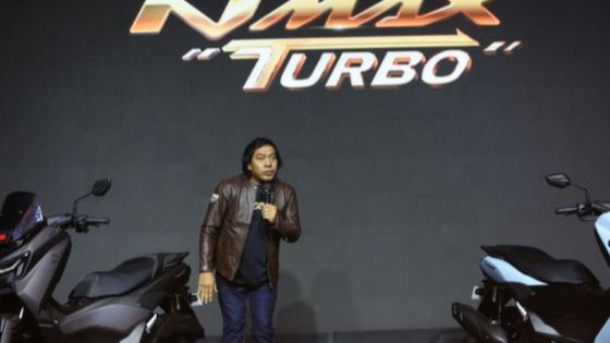 7 Foto Komeng Bikin Heboh di Acara Peluncuran Motor Yamaha NMAX Tercanggih di Dunia