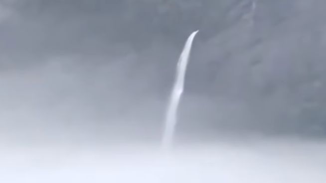 Viral Penampakan Air Terjun di China ini seperti Mengalir dari Langit