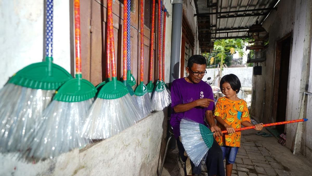 Kisah Lansia di Madiun Ubah Limbah Botol Plastik Jadi Sapu, Hasilkan Cuan Berlipat