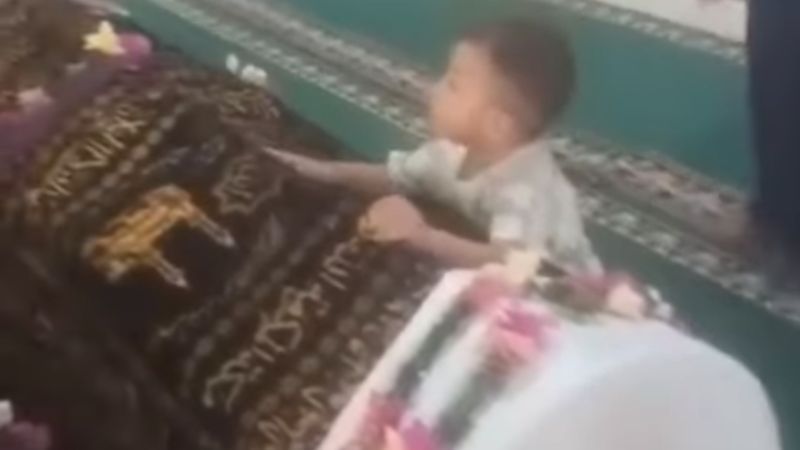 Momen Sedih Anak Kecil Ditinggal Meninggal Ibu, di Depan Keranda Jenazah Terus Bertanya 'Dimana Mama'