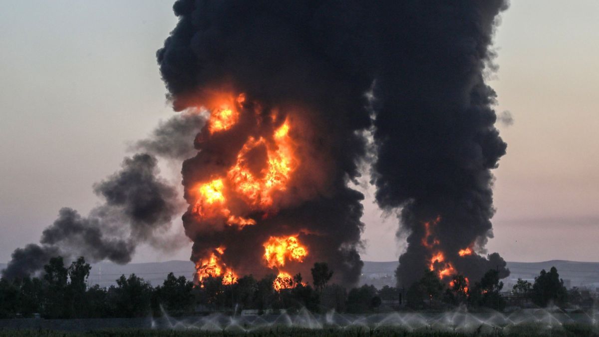 FOTO: Potret Dahsyatnya Kebakaran Kilang Minyak di Irak, Asap Hitam dan Tebal Membumbung Tinggi