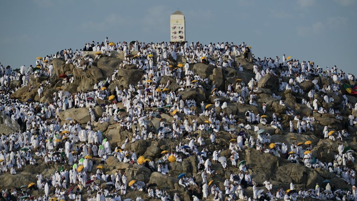 FOTO: Penampakan Jutaan Jemaah Haji Mulai Padati Jabal Ramah Jelang Wukuf di Padang Arafah