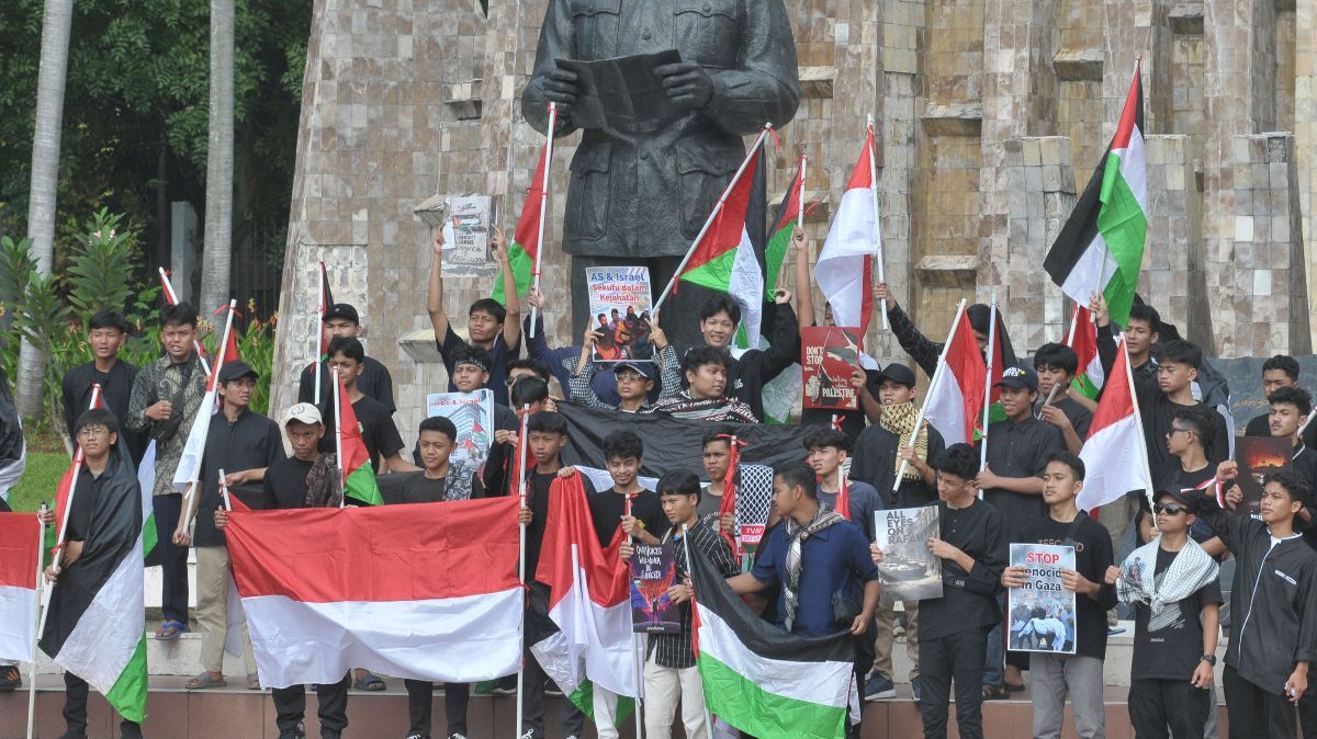 FOTO: Puluhan Pemuda Gelar Aksi Solidaritas untuk Palestina di Tugu Proklamasi