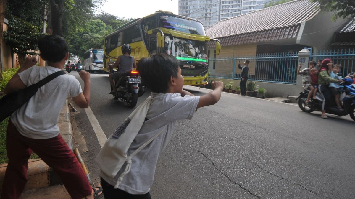 Bus Telolet Lagi-Lagi Makan Korban, Bocah Terlindas Saat Mengejar dengan Sepeda