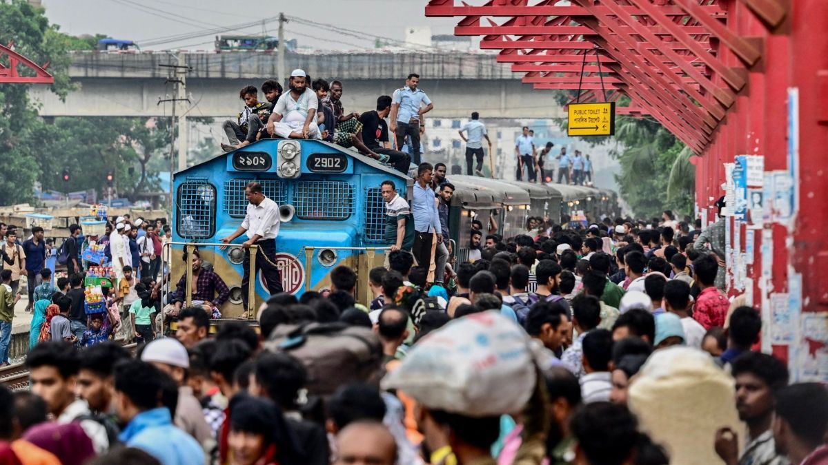 FOTO: Suasana Mudik Jelang Iduladha di Bangladesh, Ribuan Orang Berdesakan Naik Kereta Sampai Panjat Atap