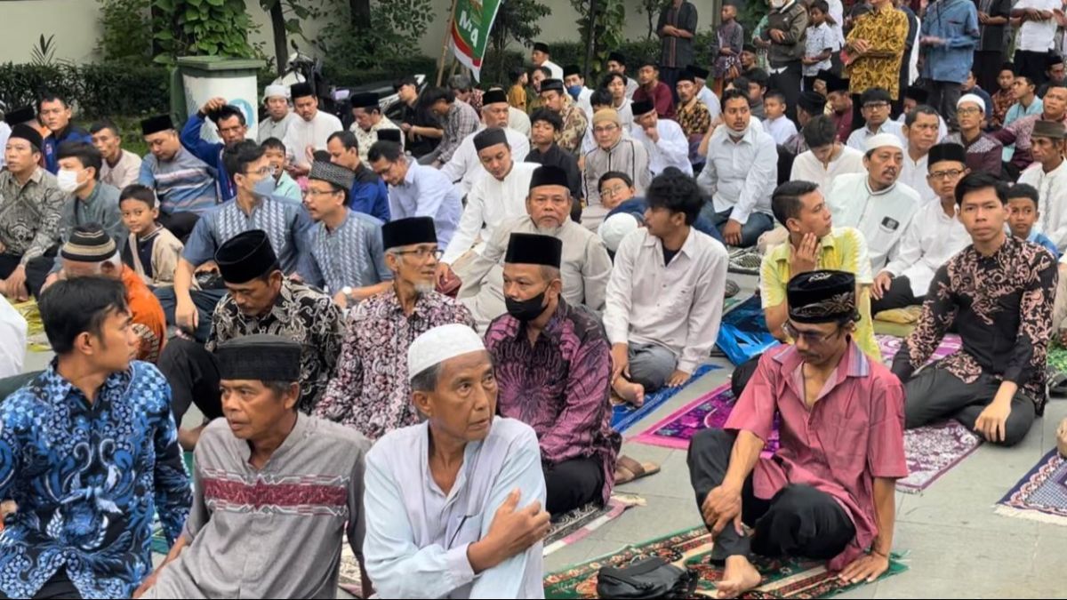 Puluhan Ribu Warga MTA Gelar Salat Iduladha di Stadion Manahan