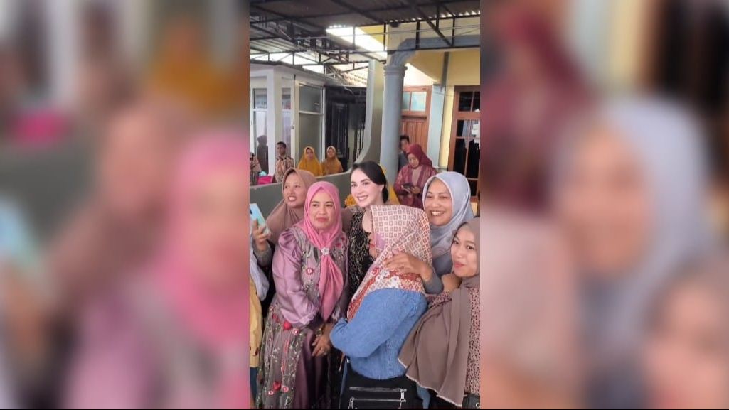 Potret Cantik Arumi Bachsin saat Hadir di Acara Kondangan, 'Dicegat' Ibu-ibu yang Ingin Foto Bareng