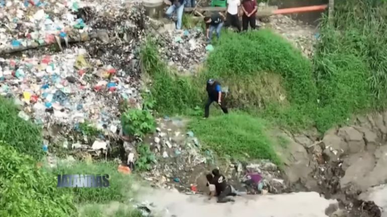 Menyamar Jadi Pembeli, Polisi Bertarung dengan Pengedar Sabu di atas Tumpukan Sampah Sampai Guling-guling