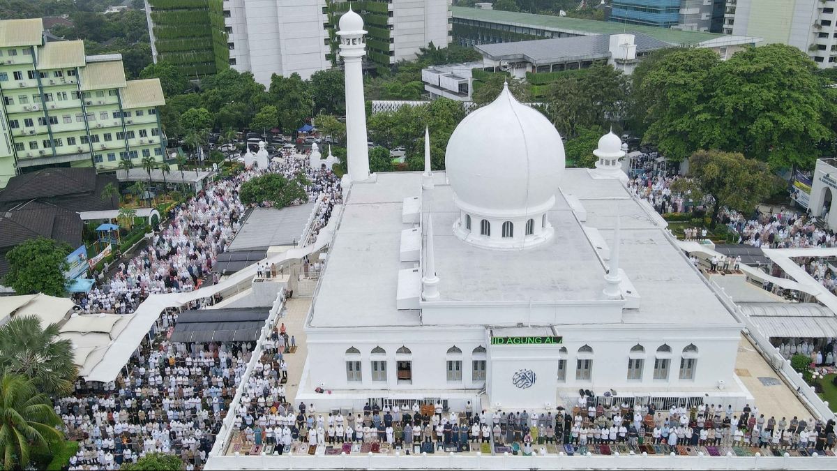 FOTO: Umat Muslim di Masjid Agung Al-Azhar Saat Melaksanakan Salat Iduladha 2024