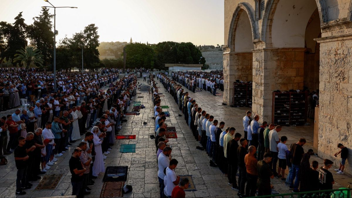 FOTO: Syahdu, Ribuan Jemaah Muslim Palestina Salat Iduladha di Komplek Al-Aqsa