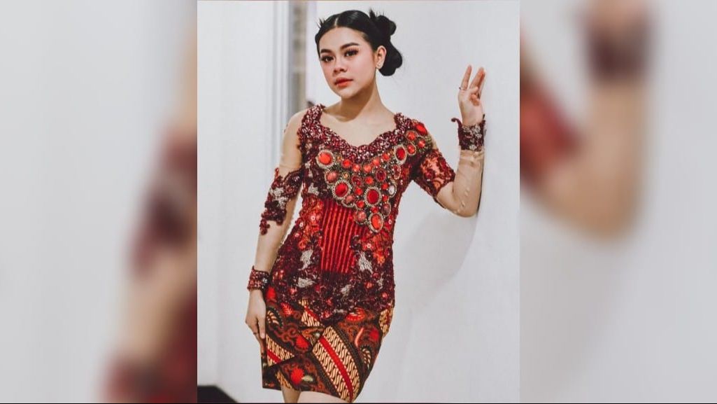 Deretan Foto Melly Lee yang Tampil dalam Balutan Busana Kebaya, Cantik dan Anggun