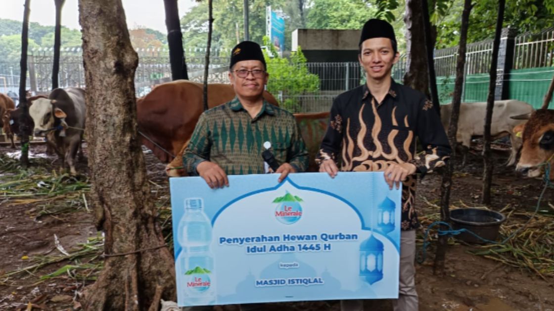 Peringati Hari Raya Iduladha 1445 H, Le Minerale Serahkan Sapi Limosin ke Masjid Istiqlal