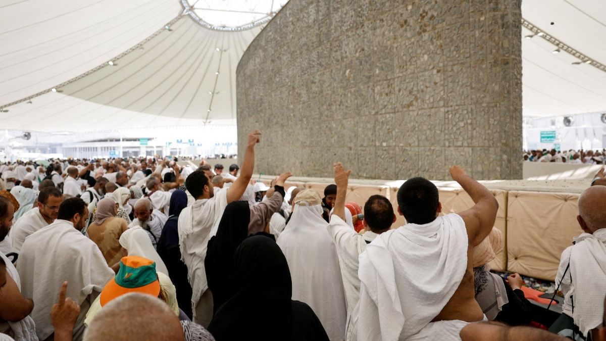 FOTO: Setelah Wukuf Arafah, Jemaah Haji Seluruh Dunia Mulai Melempar Jumrah di Mina