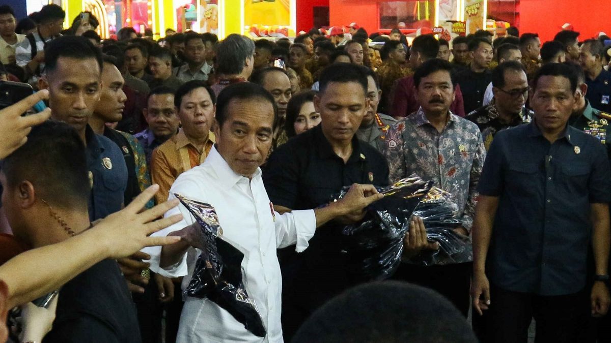 Jokowi Ngevlog Sambil Santap Mi Pedas di Semarang