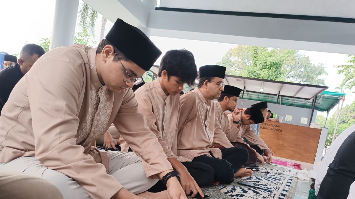 Bertema Cokelat, Anies dan Keluarga Salat Iduladha di Masjid Babul Khoirot Lebak Bulus