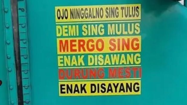 10 Potret Tulisan Absurd di Mobil Sedot WC yang Sukses Bikin Terheran-Heran