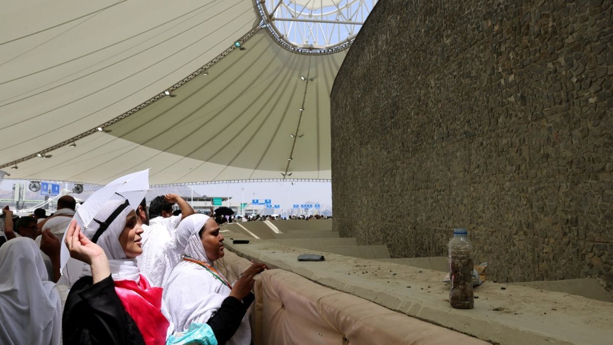 VIDEO: Momen Jemaah Haji Seluruh Dunia Lakukan Lempar Jumrah Aqobah di Jamarat