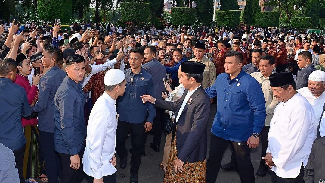 VIDEO: Menengok Gaya Presiden Jokowi Bersarung Batik Resapi Gema Takbir Salat Iduladha