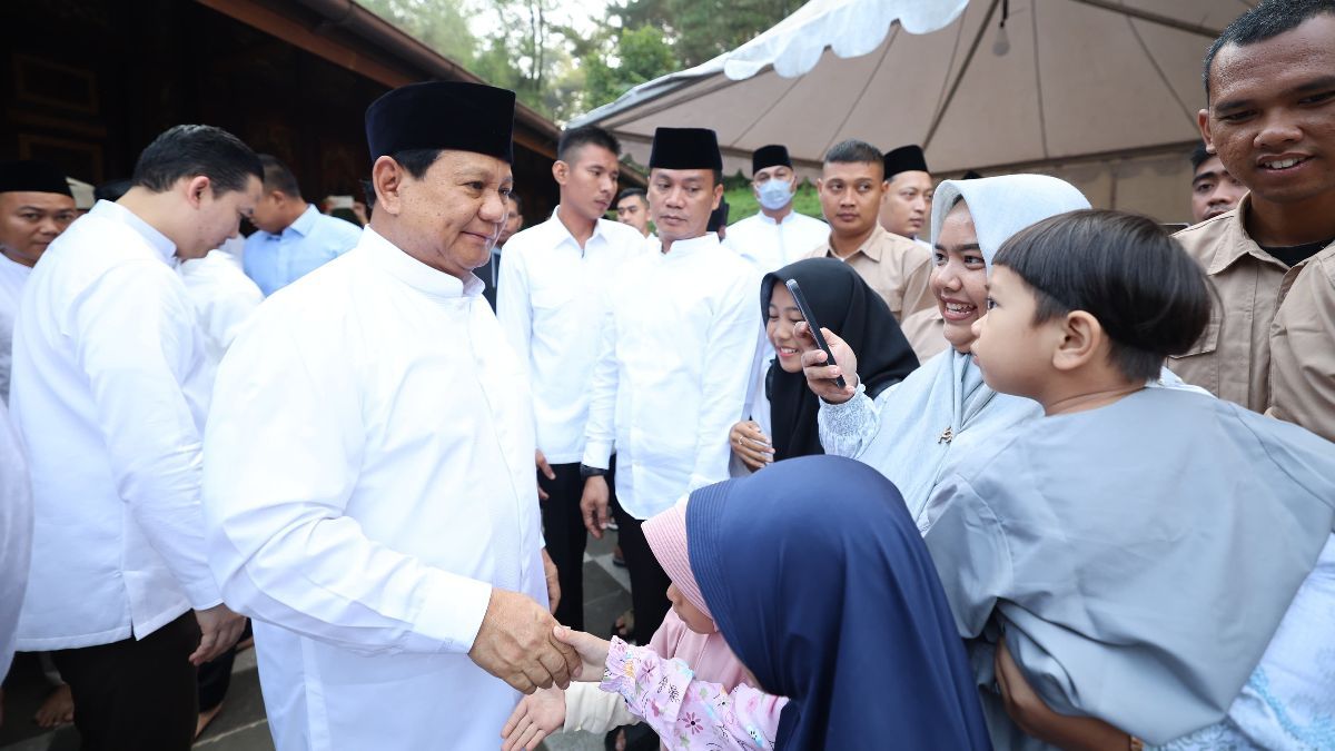 VIDEO: Ketegasan Prabowo Luluh, Cium Anak-Anak Usai Salat Iduladha di Hambalang