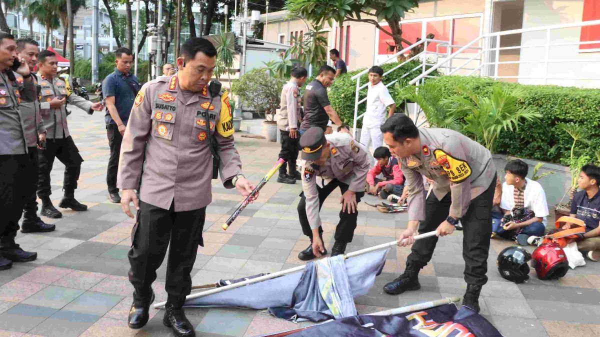 Tawuran Warga di Jakbar Pecah Usai Salat Iduladha, Emak-Emak Bermukena Turun Tangan Bubarkan Massa