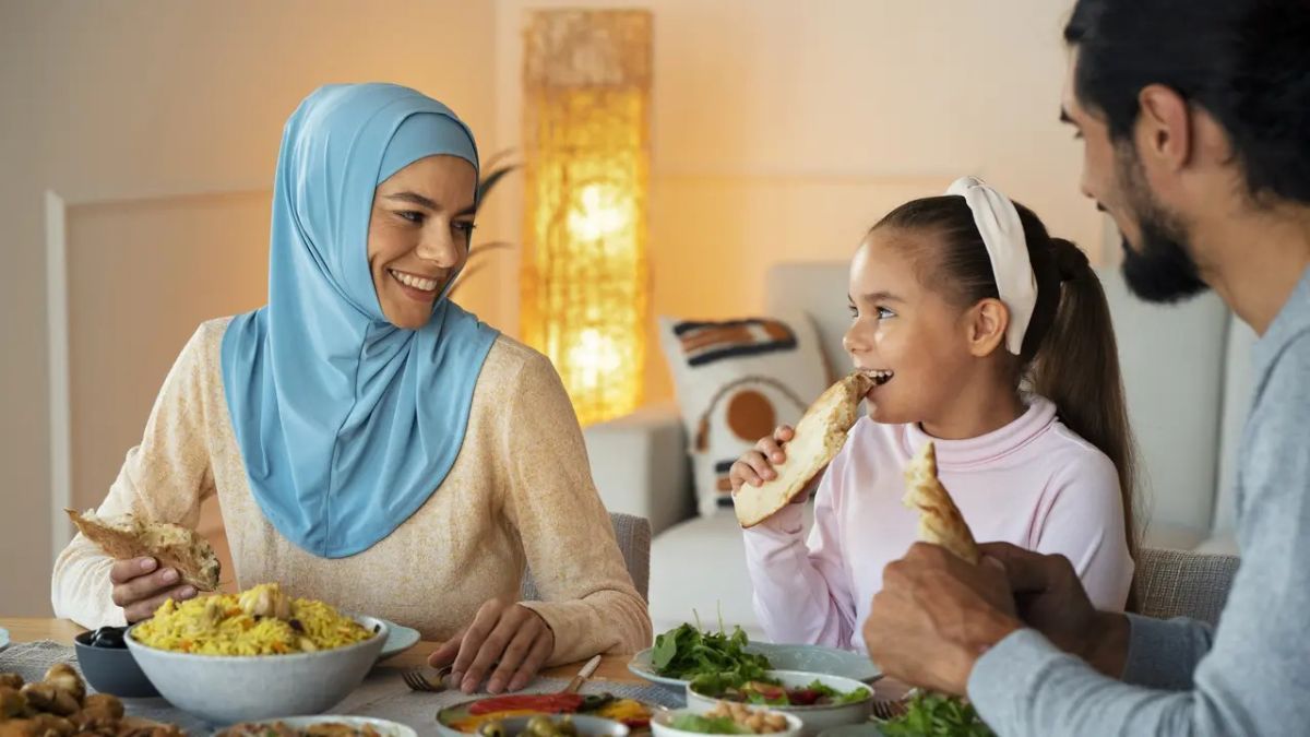 Cara Duduk Makan Rasulullah, Begini Adabnya agar Bisa Dijadikan Teladan