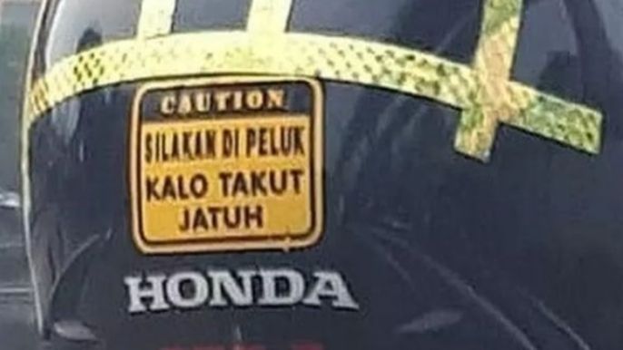 10 Potret Tulisan di Helm Ojol yang Panuh Makna Menohok, Penumpang Auto Tersindir