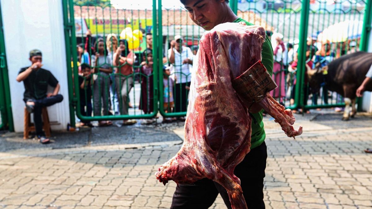 Masjid Istiqlal Mulai Sembelih Hewan Kurban, Ini Jumlah Daging Kurban yang Disalurkan ke Masyarakat