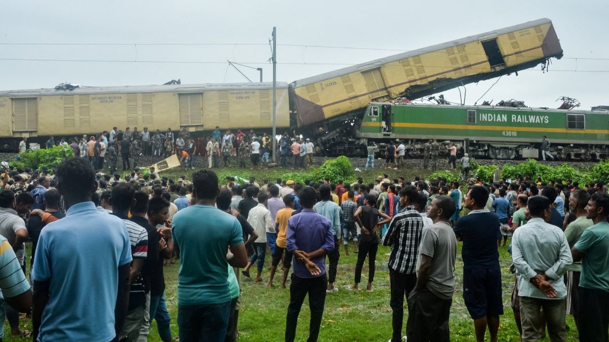 FOTO: Tragis! Tabrakan Dua Kereta Barang dan Penumpang di India, 8 Tewas, Puluhan Luka Parah