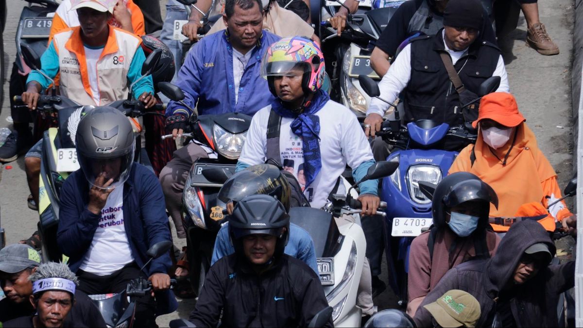 Kocak Abis, Pemotor Ramai-ramai Ikuti Sepeda Motor yang Potong Jalan Ternyata Malah Pulang ke Rumah